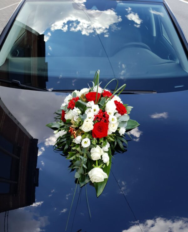 Bouquet de fleurs sur voiture de mariage